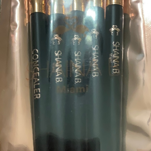 Shaina B eyeshadow brushes. - Picture 3 of 3